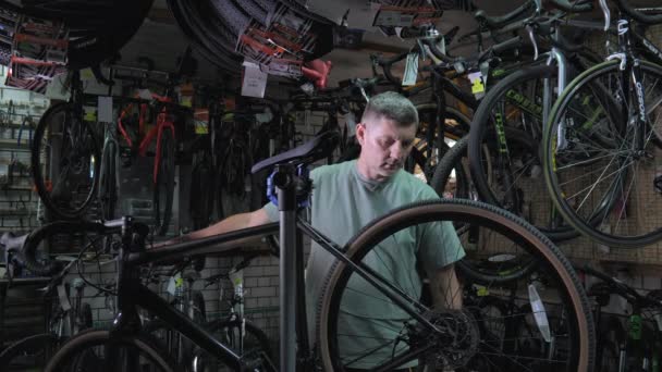 Bike Mechanic Man Repairs Bicycle Bicycle Repair Shop Bike Maintenance — Vídeo de Stock
