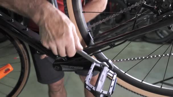 Bisikletli Tamirci Bisiklet Tamirhanesinde Bisiklet Tamir Eder Bisiklet Bakımı Spor — Stok video