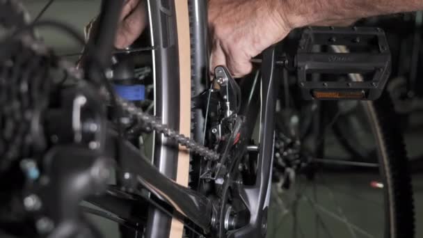 Bike Mechanic Man Repairs Bicycle Bicycle Repair Shop Bike Maintenance — Stockvideo