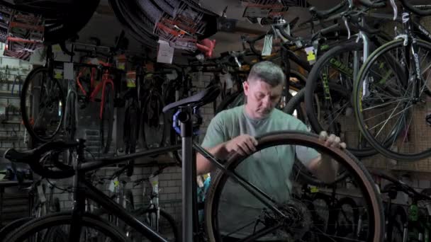 Bike Mechanic Man Repairs Bicycle Bicycle Repair Shop Bike Maintenance — Video Stock