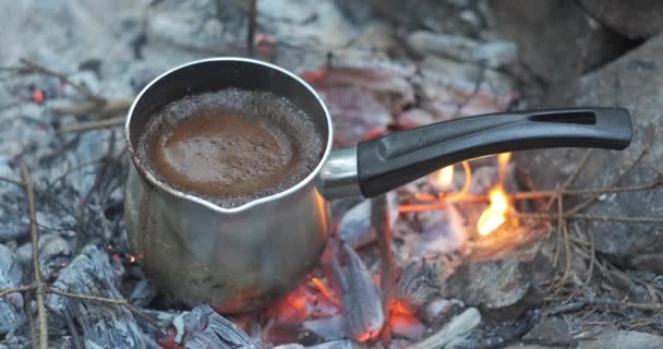 Coffee Coffee Maker Boils Coals Brewing Coffee Campfire Nature Close — ストック動画