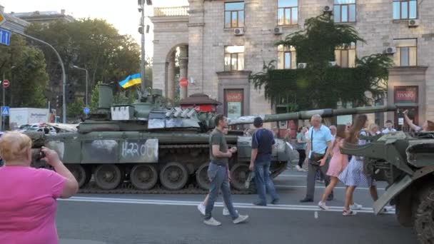 Kyiv Ukraine Aug 2022 Destroyed Russian Military Equipment Center Kyiv — Stockvideo