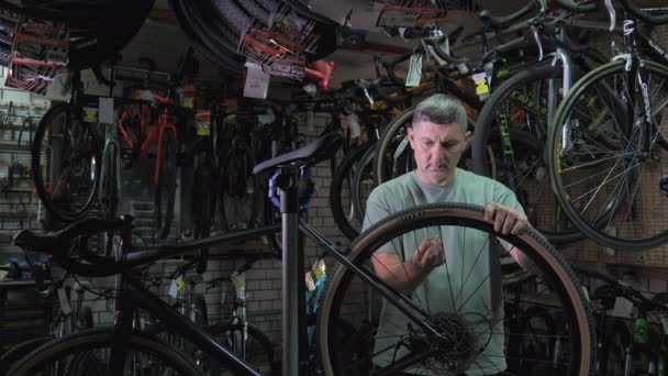 Bike Mechanic Man Repairs Bicycle Bicycle Repair Shop Bike Maintenance — 비디오