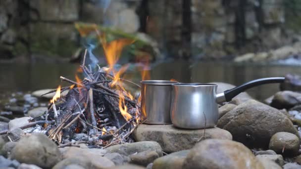 Coffee Maker Mug Stone Fire River Bank Close Travel Concept — Vídeo de stock