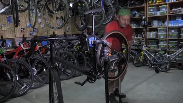 Bicycle Mechanic Pumping Air Bike Tire Repair Bike Cycling Workshop — Stockvideo