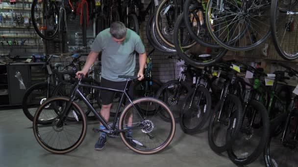 Man Inspects Bicycle Purchase Bike Shop Man Inspects Bicycle Purchase — Stockvideo