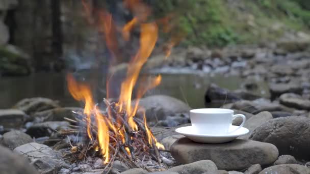 Coffee Cup Fire River Bank Close Travel Concept – Stock-video