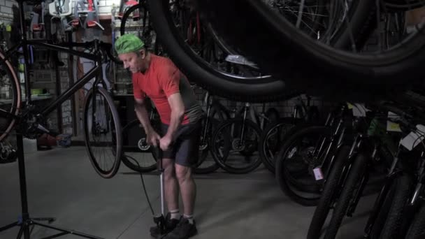 Bicycle Mechanic Pumping Air Bike Tire Repair Bike Cycling Workshop — Video Stock