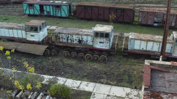 Aerial View Old Rusty Locomotives Wagons Narrow Gauge Railway Abandoned — Vídeos de Stock