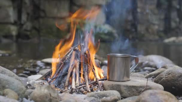 Coffee Poured Mug Coffee Maker Breakfast Fire Bank Beautiful River — Stockvideo