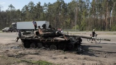 Ukrayna 'nın başkenti Kyiv yakınlarındaki ormanda Ukrayna askerleriyle yapılan savaş sonucunda Rus ordusunun imha edilmiş ve yakılmış tankı. Rus saldırısı Ukrayna 'da.