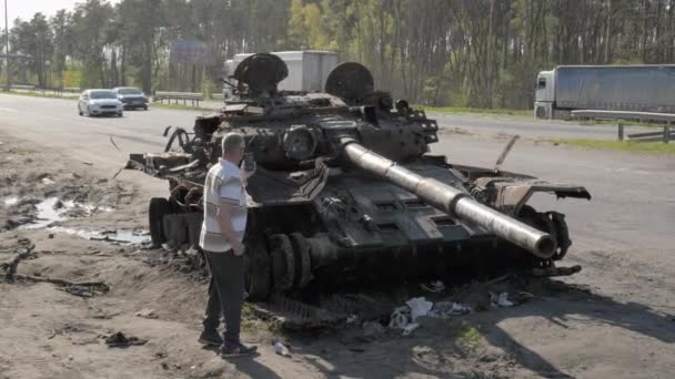 Zerstörter Und Ausgebrannter Panzer Der Russischen Armee Infolge Des Kampfes — Stockvideo
