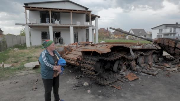 Kyiv Region Ukraine May 2022 Woman Wrecked Burnt Tank Russian — 비디오