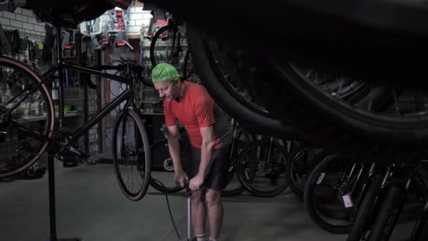 Bicycle Mechanic Pumping Air Bike Tire Repair Bike Cycling Workshop — Wideo stockowe