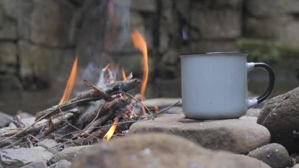 Mug Stone Fire River Bank Close Steam Rises Mug Travel — стоковое видео