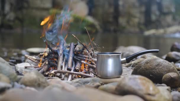 Coffee Maker Stone Fire Bank Stream Close Travel Concept — Stock Video