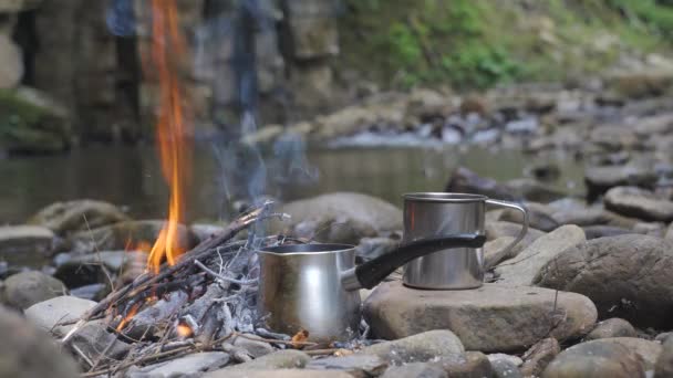 在咖啡壶里用煤煮咖啡 在自然界的篝火上煮咖啡 旅行概念 — 图库视频影像