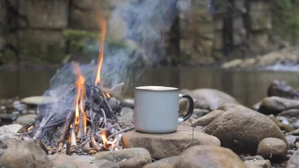Mug Stone Fire River Bank Close Travel Concept — Stok Video