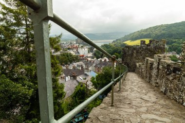 Galler 'deki Conwy Kalesi, Conwy kasabasının içinde ve dışında.