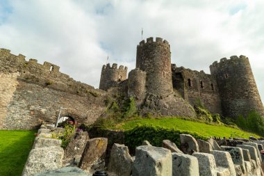 Galler 'deki Conwy Kalesi, Conwy kasabasının içinde ve dışında.