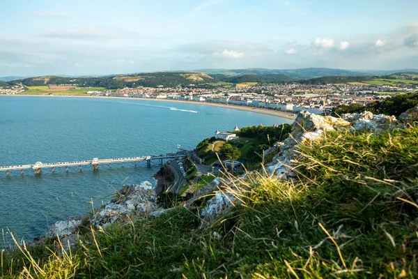 Galler 'deki liman ve Llandudno şehri manzarası, Birleşik Krallık