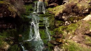 Snake Woodland 'daki küçük şelale, Peak District Derbyshire, İngiltere