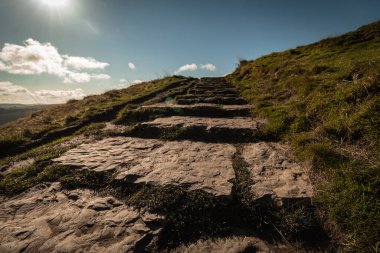 Derbyshire 'da Ulusal Park Tepesi Bölgesi' nde bulunan Mam Tor, 2021 sonbaharında yaya geçidinde yürüyordu..