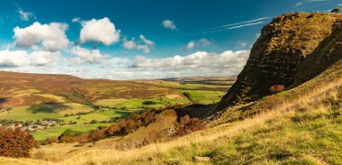 Derbyshire 'da Ulusal Park Tepesi Bölgesi' nde bulunan Mam Tor, 2021 sonbaharında yaya geçidinde yürüyordu..