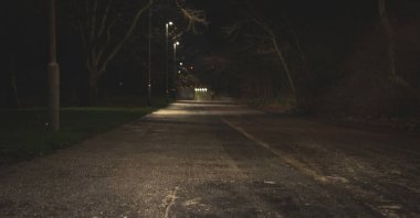 Birleşik Krallık 2022 'de soğuk bir akşamda tren yolu altında bisiklet ve yürüyüş yolu.