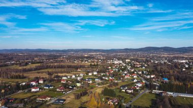 Sonbaharda güneşli havalarda dokuma tezgahının insansız hava aracı görüntüsü