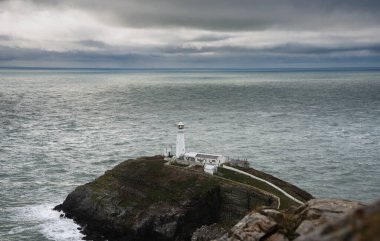 Güney Yığını Deniz Feneri Kutsal Ada 'nın kuzey batı kıyısında küçük bir adada Anglesey, Galler, İngiltere