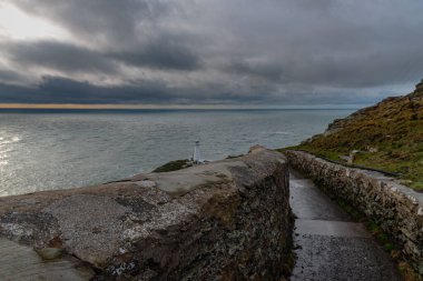 Güney Yığını Deniz Feneri Kutsal Ada 'nın kuzey batı kıyısında küçük bir adada Anglesey, Galler, İngiltere