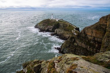 Güney Yığını Deniz Feneri Kutsal Ada 'nın kuzey batı kıyısında küçük bir adada Anglesey, Galler, İngiltere