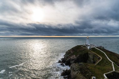 Güney Yığını Deniz Feneri Kutsal Ada 'nın kuzey batı kıyısında küçük bir adada Anglesey, Galler, İngiltere