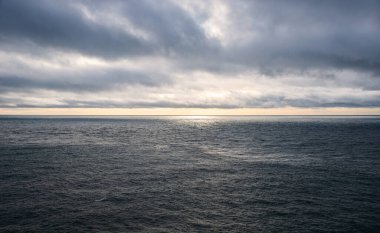 Güney Yığını Deniz Feneri Kutsal Ada 'nın kuzey batı kıyısında küçük bir adada Anglesey, Galler, İngiltere