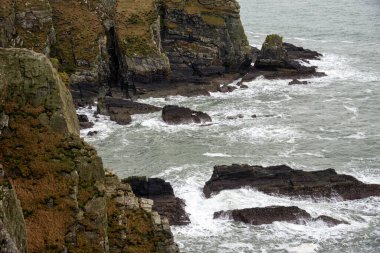 Güney Yığını Deniz Feneri Kutsal Ada 'nın kuzey batı kıyısında küçük bir adada Anglesey, Galler, İngiltere