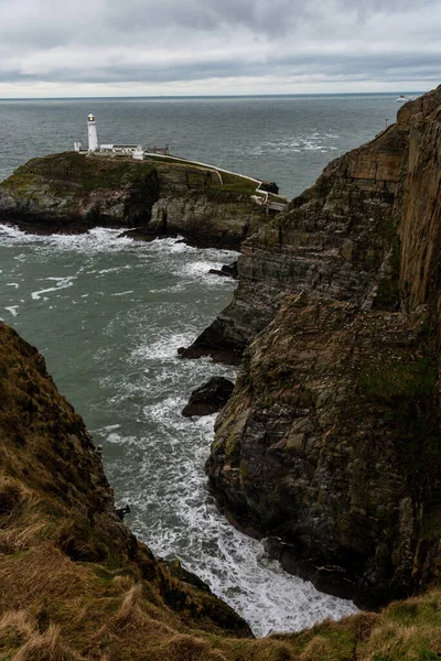 英国威尔士安克雷西圣岛西北海岸外的一个小岛上的南堆栈灯塔 — 图库照片