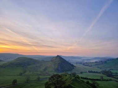 Chrome Hill 'de gün doğumu Ulusal Park Tepesi Bölgesi, İngiltere 17.04.2022.