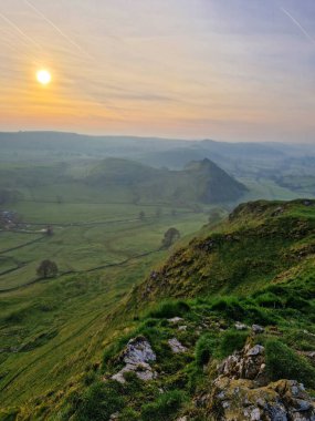 Chrome Hill 'de gün doğumu Ulusal Park Tepesi Bölgesi, İngiltere 17.04.2022.