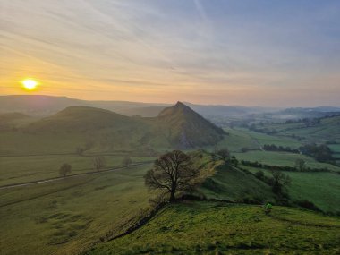 Chrome Hill 'de gün doğumu Ulusal Park Tepesi Bölgesi, İngiltere 17.04.2022.