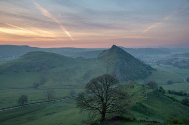 Chrome Hill 'de gün doğumu Ulusal Park Tepesi Bölgesi, İngiltere 17.04.2022.