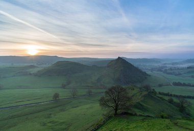 Chrome Hill 'de gün doğumu Ulusal Park Tepesi Bölgesi, İngiltere 17.04.2022.