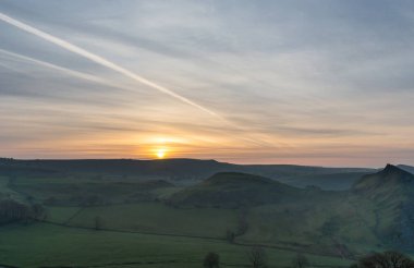 Chrome Hill 'de gün doğumu Ulusal Park Tepesi Bölgesi, İngiltere 17.04.2022.
