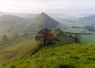 Chrome Hill 'de gün doğumu Ulusal Park Tepesi Bölgesi, İngiltere 17.04.2022.