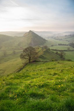 Chrome Hill 'de gün doğumu Ulusal Park Tepesi Bölgesi, İngiltere 17.04.2022.