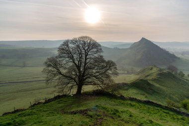 Chrome Hill 'de gün doğumu Ulusal Park Tepesi Bölgesi, İngiltere 17.04.2022.