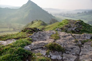 Chrome Hill 'de gün doğumu Ulusal Park Tepesi Bölgesi, İngiltere 17.04.2022.