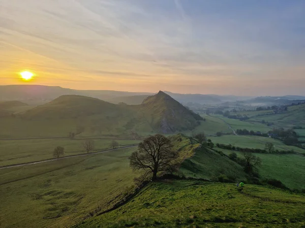 Chrome Hill 'de gün doğumu Ulusal Park Tepesi Bölgesi, İngiltere 17.04.2022.
