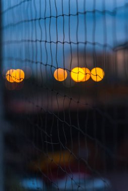 2022 'de İngiltere' de bir apartman bloğundaki bir apartmanın balkonundan görüntü..