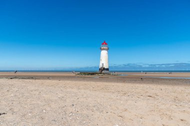 Güneşli günde kumsal küçük, Talacre Galler 'de, manzara deniz feneri.